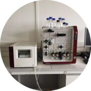 Chromatographe AKTA pure, appareil permettant de faire de la chromatographie de manière automatisée.