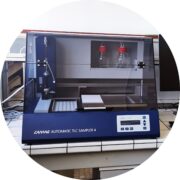 Déposeur automatique HPTLC, appareil permettant de déposer les expériences de chromatographie sur couche mince de manière fine et régulière.