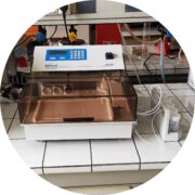 Dérivatiseur HPTLC, appareil permettant de révéler les expériences de chromatographie sur couche mince par pulvérisation d'un révélateur de manière homogène.